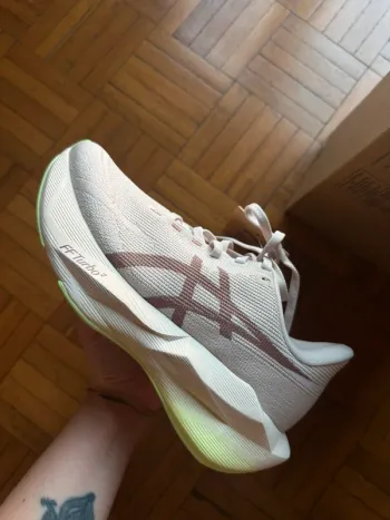 Used Asics Novablast 6 Running Shoes