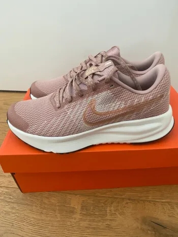 Käytetty Orange Run Defy Running Shoes