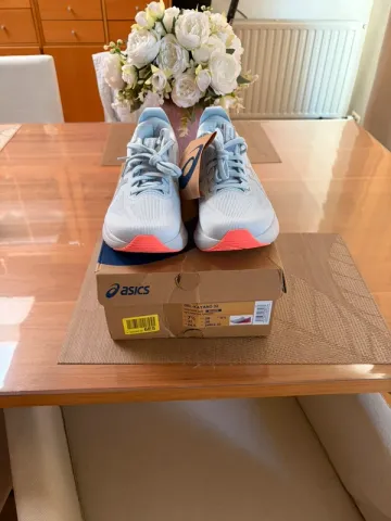 Used Asics Gel-Kayano 32 Running Shoes