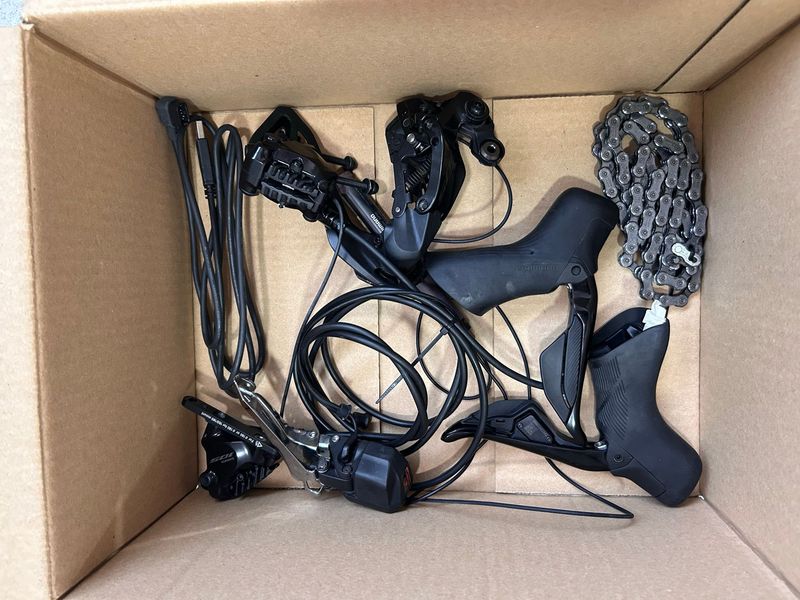 Shimano 105 Di2 Drivetrain & Pedals d'occasion