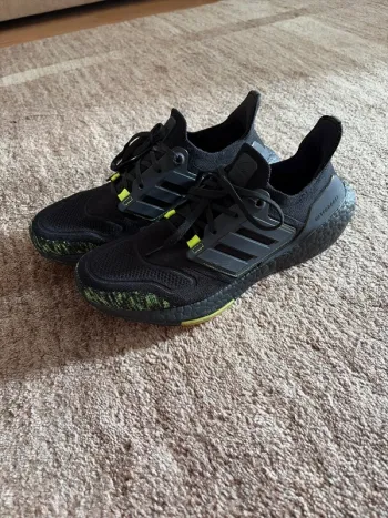 Brugt Adidas Ultraboost 22 Running Shoes