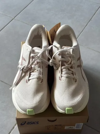 Used Asics Novablast 6 Running Shoes