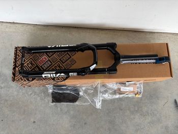 Używany RockShox Pike Ultimate Charger 3 RC2 29" DebonAir+ 2022 Fork