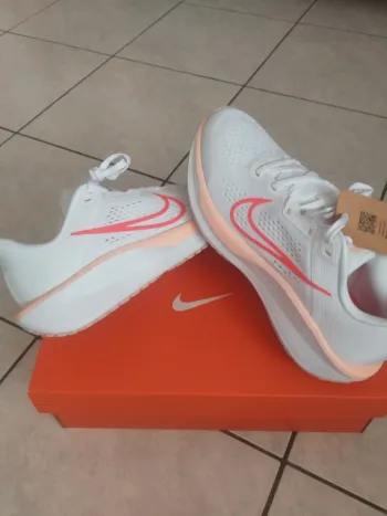 Käytetty Nike Quest 6 Running Shoes