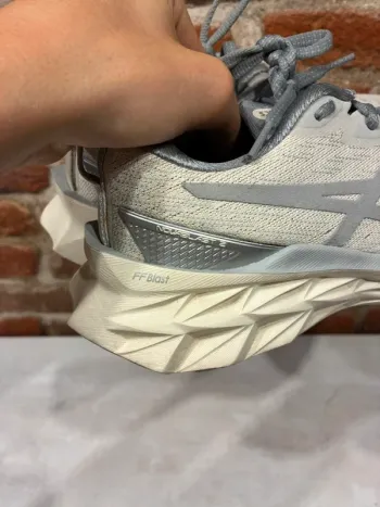Asics Novablast 2 bike d'occasion — image 4 sur 15