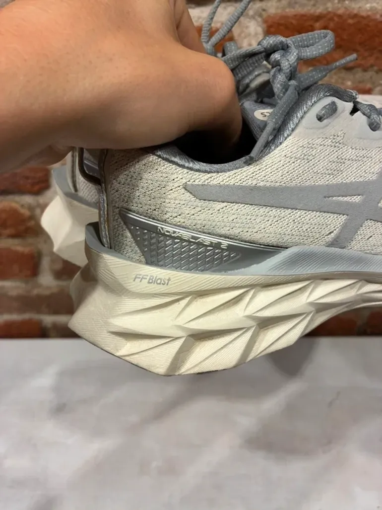 Asics Novablast 2 bike d'occasion — image 4 sur 15
