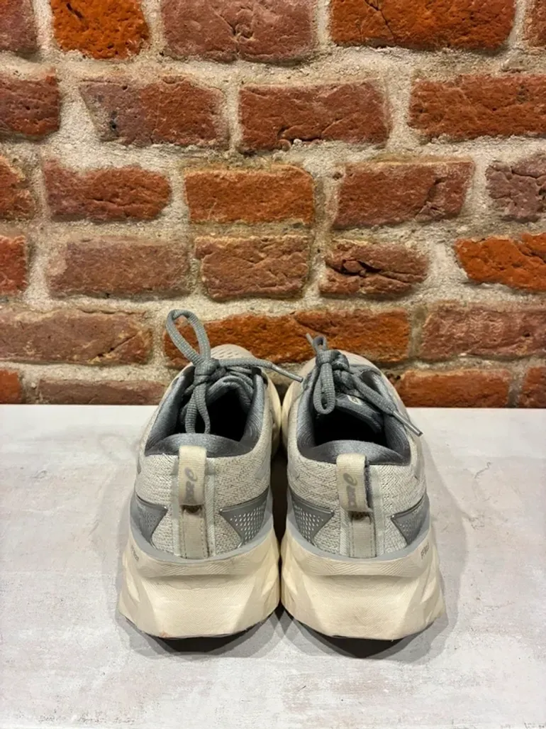 Asics Novablast 2 bike d'occasion — image 8 sur 15