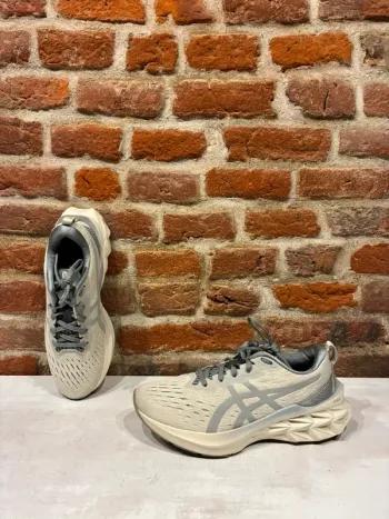 Asics Novablast 2 Running Shoes d'occasion