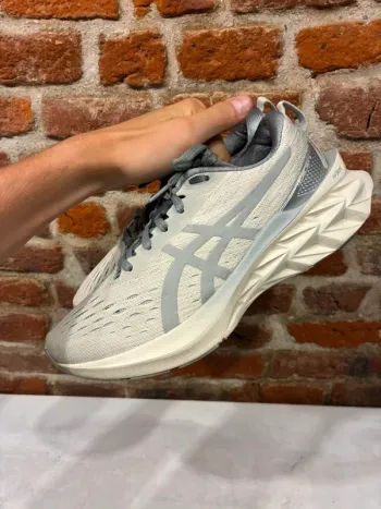 Asics Novablast 2 bike d'occasion — image 7 sur 15