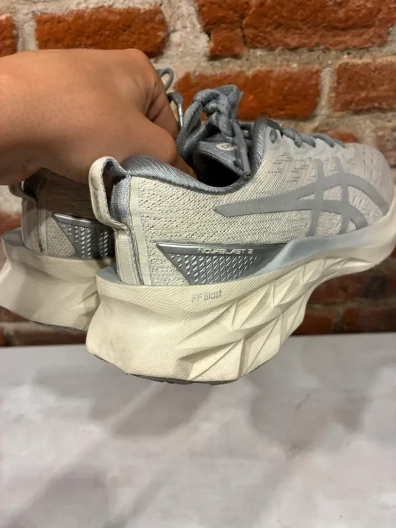 Asics Novablast 2 bike d'occasion — image 10 sur 15