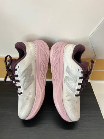 Used New Balance Fresh Foam x880 v15 bike — image 4 of 15