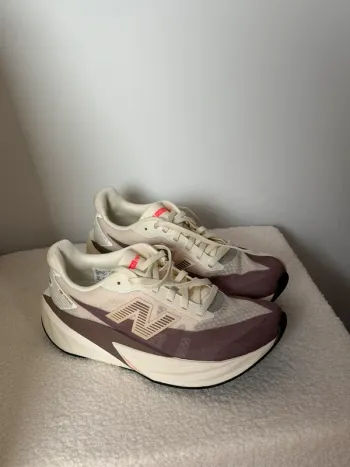 Käytetty New Balance Rebel V5 Running Shoes