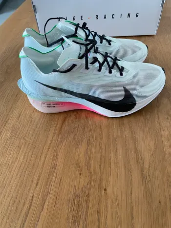 Used Nike ZoomX Vaporfly Next% 4 bike — image 8 of 9