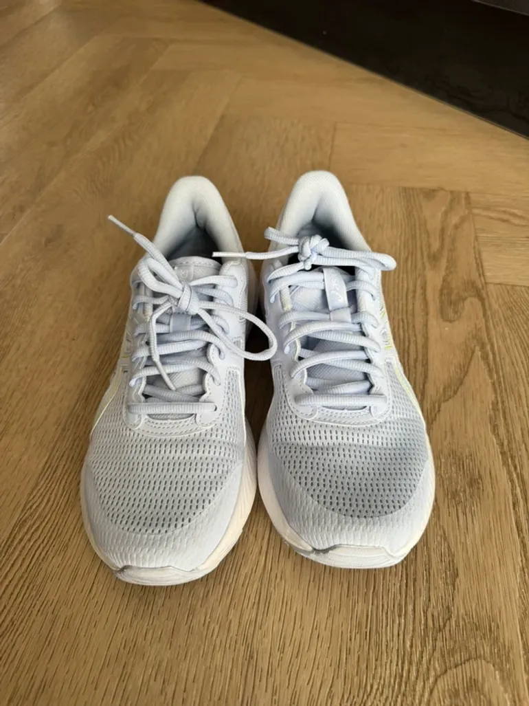 Used Asics Running Shoes bike — image 2 of 5