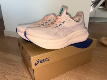Used Asics Gel Nimbus 28 bike — image 2 of 4