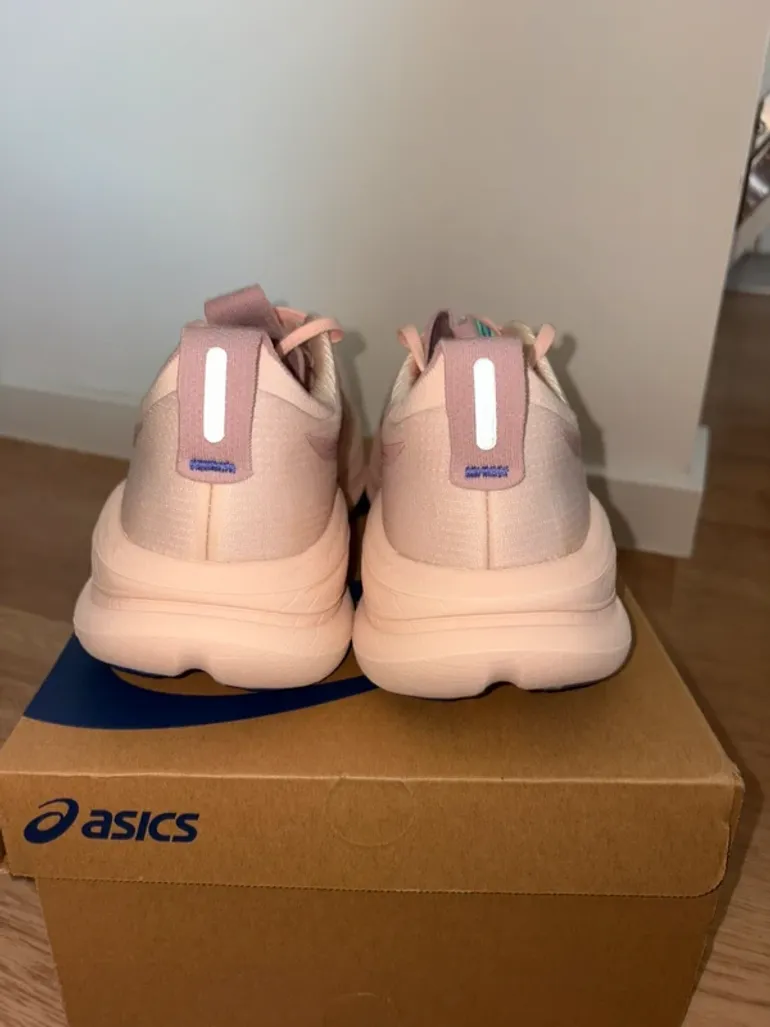 Used Asics Gel Nimbus 28 bike — image 3 of 4