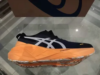 Used Asics Novablast 5 lite-show bike — image 5 of 9