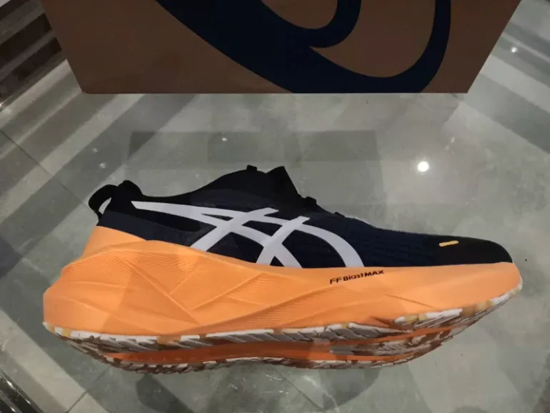 Used Asics Novablast 5 lite-show bike — image 5 of 9