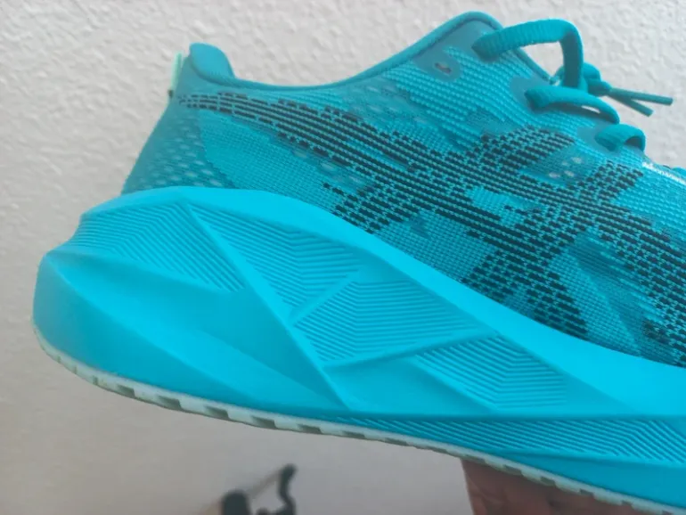 Used Asics Novablast 5 LE bike — image 5 of 8