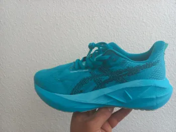 Used Asics Novablast 5 LE Running Shoes