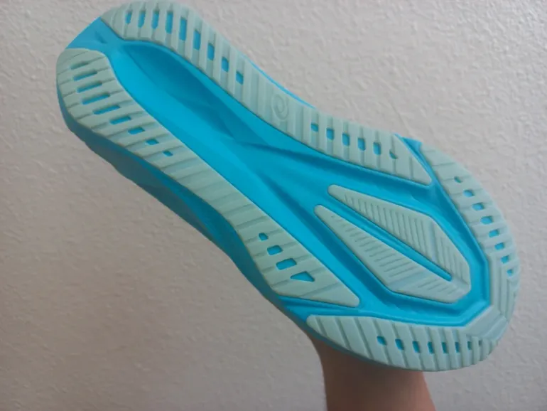 Used Asics Novablast 5 LE bike — image 4 of 8