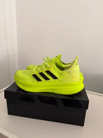 Käytetty Adidas Ultra Boost Running Shoes