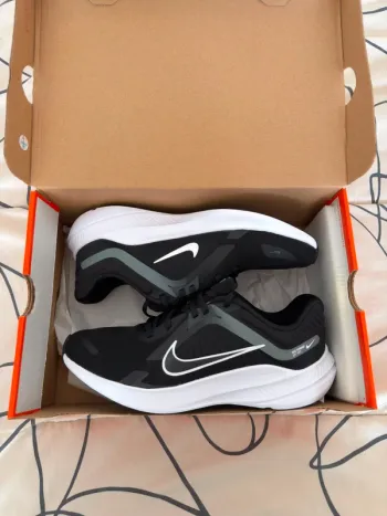 Used Look Nike Quest 5 Running Shoes