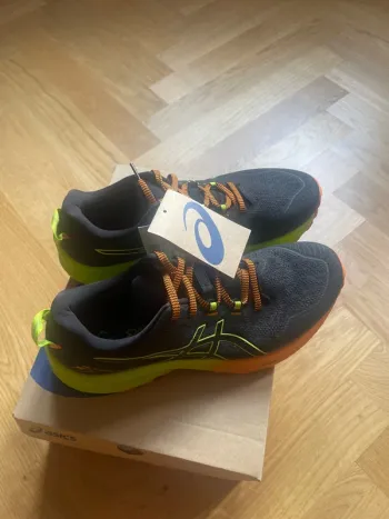 Used Asics Trabuco 11 Running Shoes