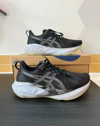 Used Asics Novablast 5 Running Shoes