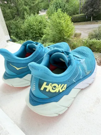 Käytetty Hoka Arahi Running Shoes