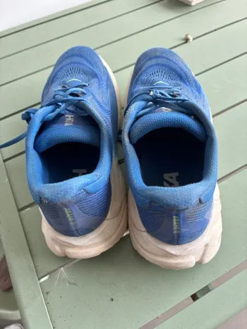 Used Hoka Arahi 8 bike — image 2 of 4