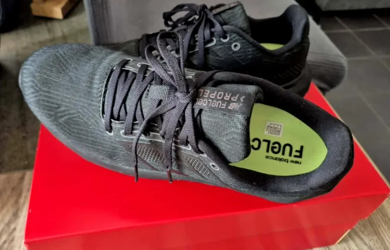 Used New Balance Fuelcell Propel V5 bike — image 4 of 7