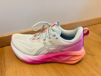 Použité Asics Novablast 5 bike — obrázek 5 z 8