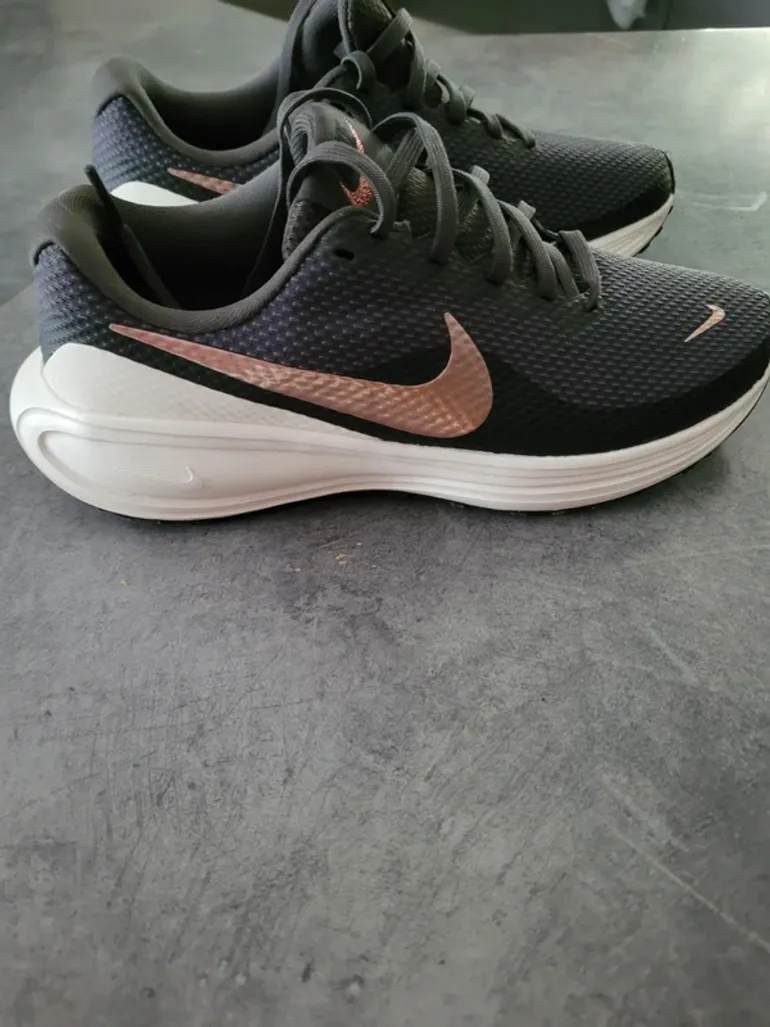 Used Rose Nike Running Shoes bike — image 4 of 7