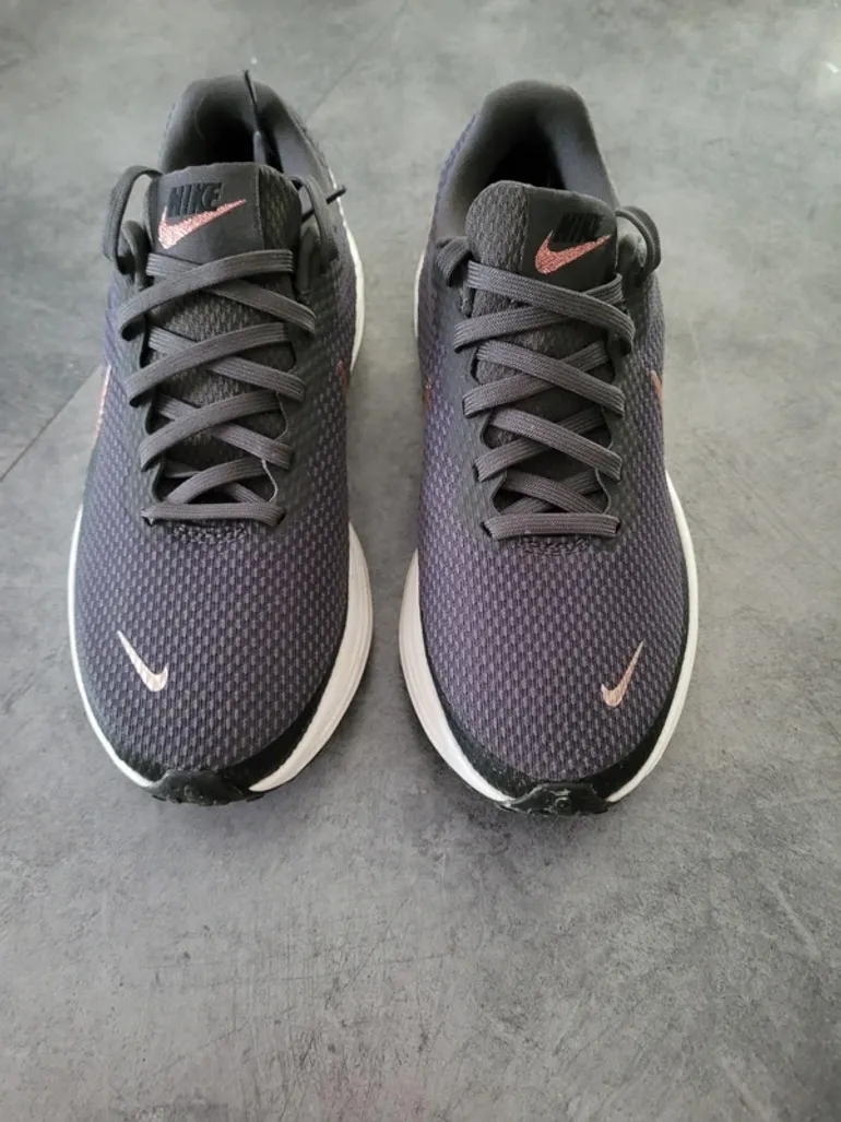 Used Rose Nike Running Shoes bike — image 2 of 7