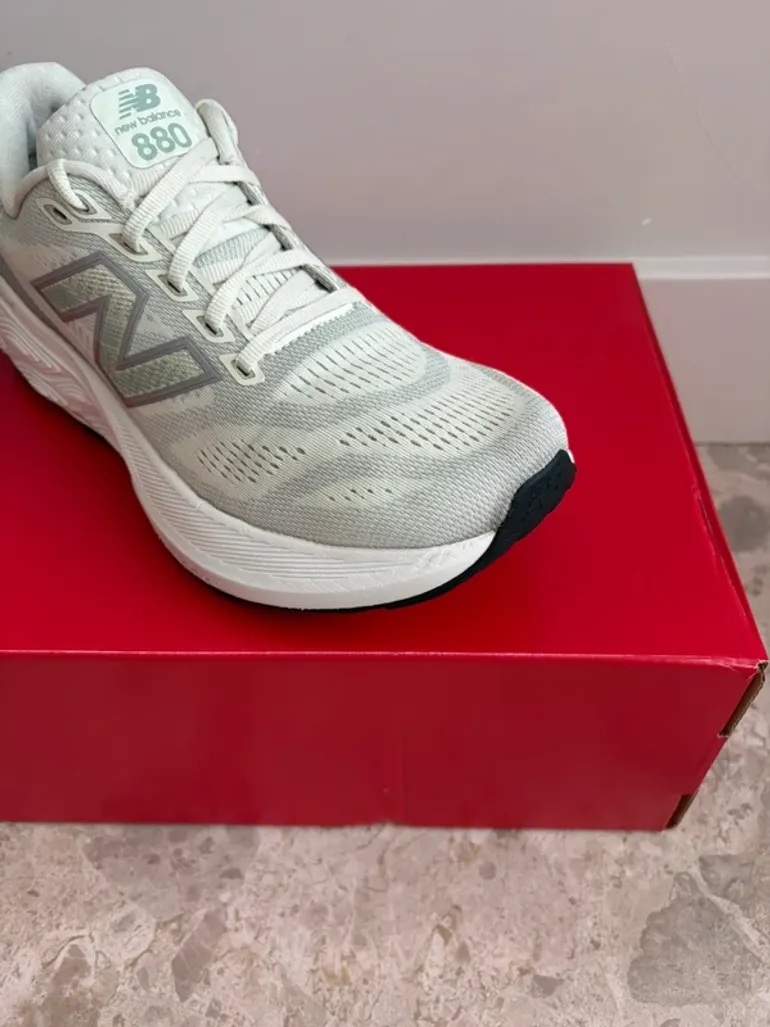 Used New Balance W880 bike — image 4 of 9