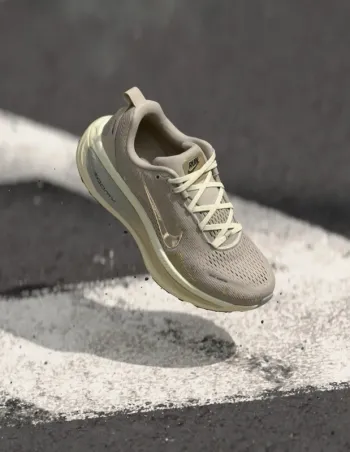 Nike Vomero 18 SE Running Shoes usato