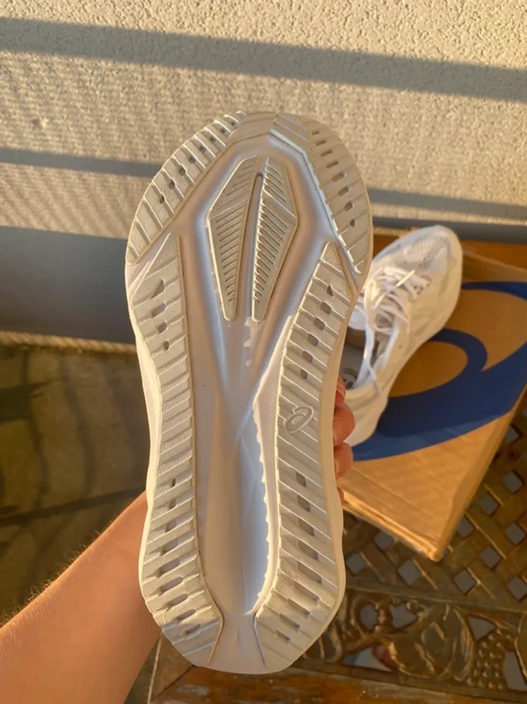 Used Asics Novablast 5 bike — image 5 of 9