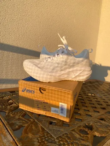 Used Asics Novablast 5 Running Shoes
