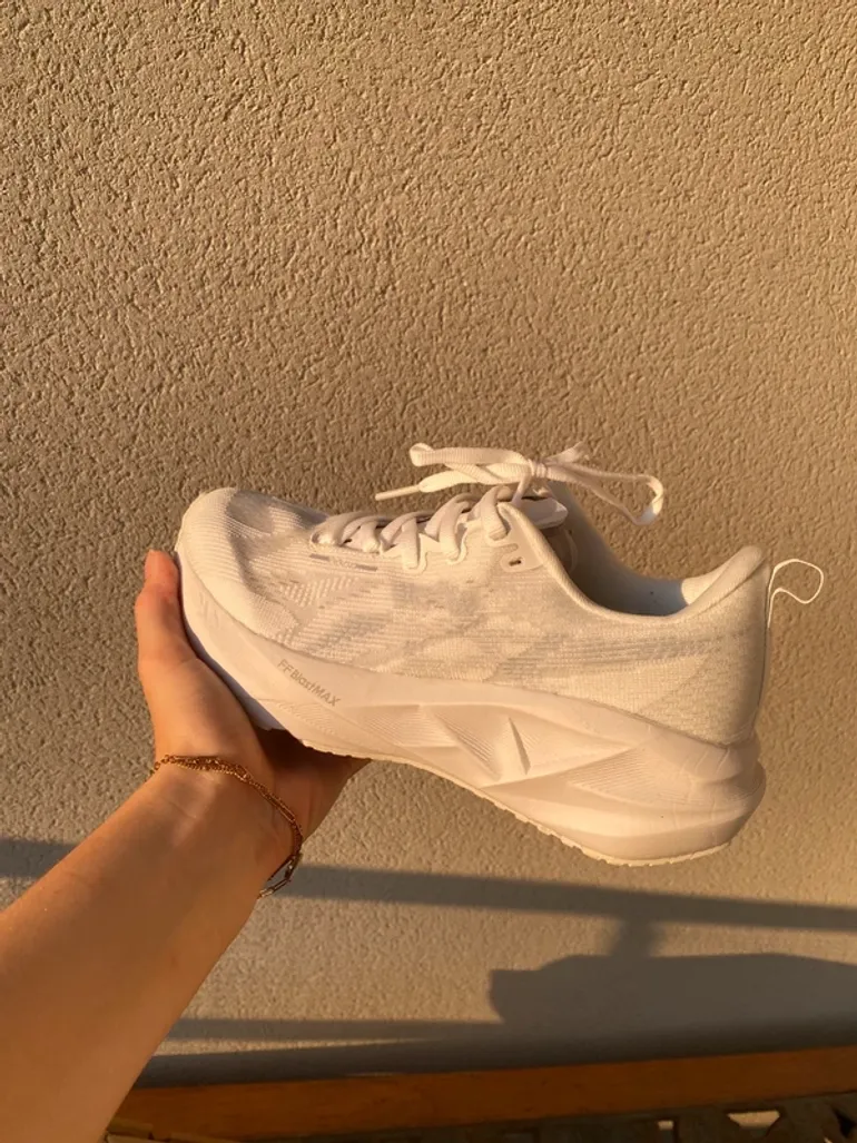 Used Asics Novablast 5 bike — image 2 of 9