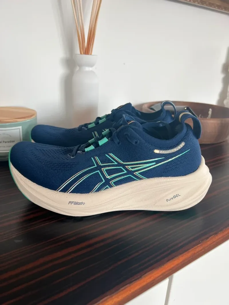 Used Asics Gel-Nimbus 26 Running Shoes