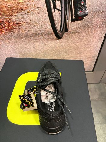Used Saucony Scarpe da gara Running Shoes