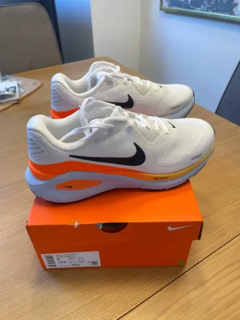 Used Nike Structure 26 Running Shoes