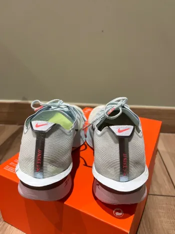 Used Nike ZoomX Vaporfly Next%4 bike — image 8 of 11