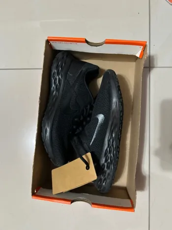 Used Nike Revolution 6 NN Running Shoes