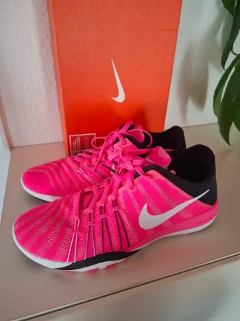Used Nike Free TR 6 bike — image 8 of 9