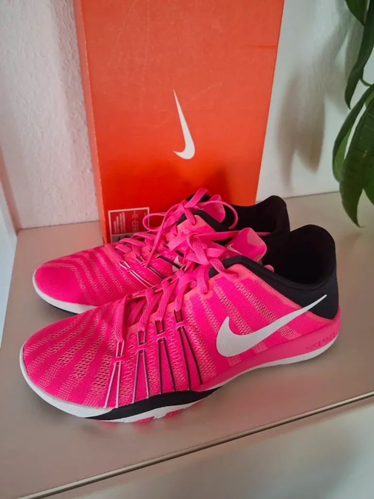 Used Nike Free TR 6 bike — image 8 of 9