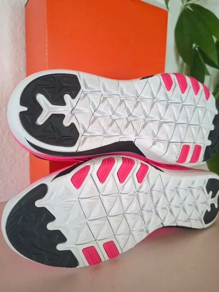 Used Nike Free TR 6 bike — image 4 of 9