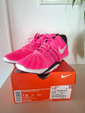 Used Nike Free TR 6 bike — image 9 of 9