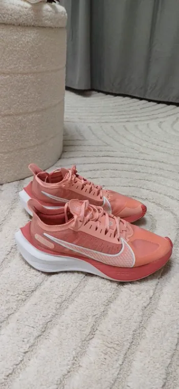 Used Nike Zoom Gravity Running Shoes